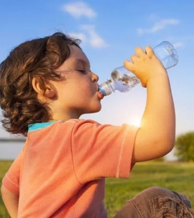 Ante la nueva ola de calor se aconseja que los chicos estén bien hidratados con el fin de evitar un golpe de calor.