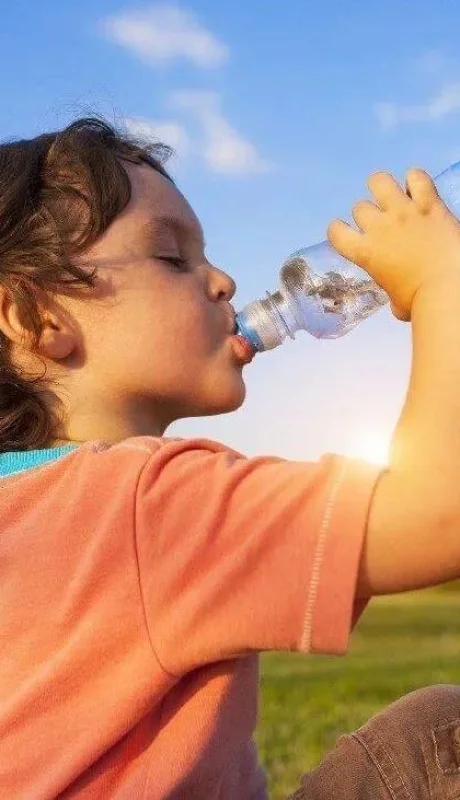 Ante la nueva ola de calor se aconseja que los chicos estén bien hidratados con el fin de evitar un golpe de calor.