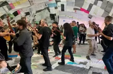 Concierto de guitarras en un museo aerosolar