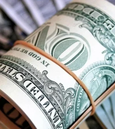 El dólar blue récord tocó por primera vez los $1.450 y quedó a tiro del "tarjeta"