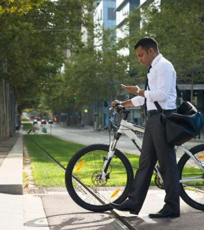 trabajador-oficina-hispana-bicicleta-telefono-calle-1-jpg.