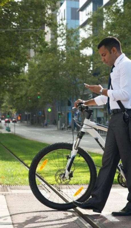 trabajador-oficina-hispana-bicicleta-telefono-calle-1-jpg.