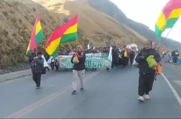 Grupos cocaleros paralizan rutas y accesos en apoyo a Evo Morales