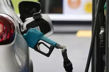 Algunas provincias mantendrán la exigencia de que carguen nafta sólo playeros