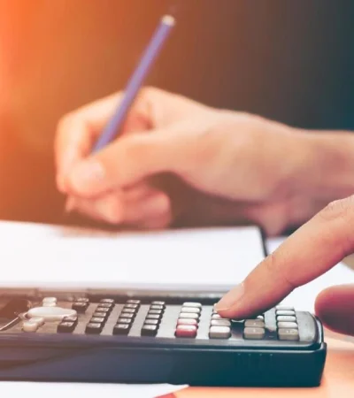 persona-usando-calculadora-jpg.