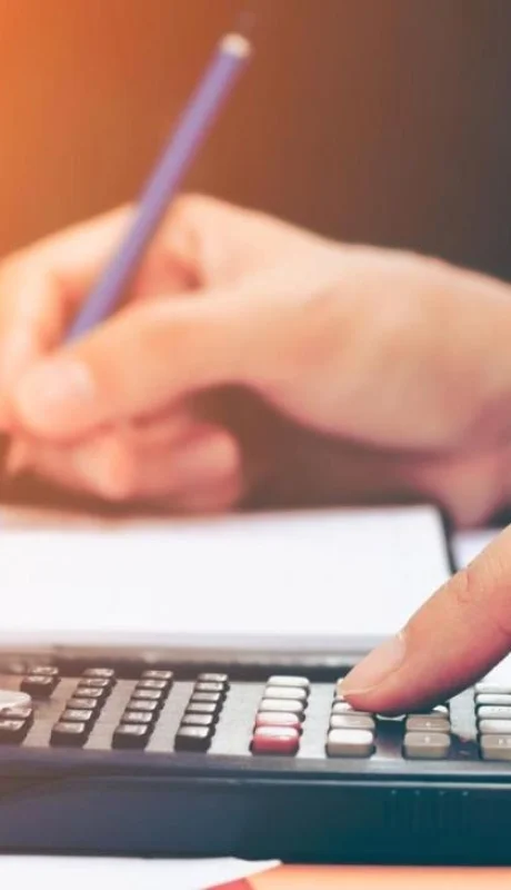 persona-usando-calculadora-jpg.