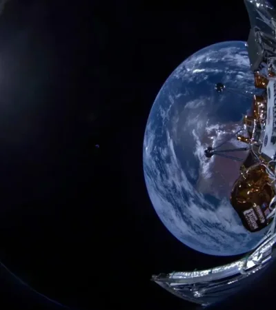 intuitive-machines-houston-made-spacecraft-will-try-to-land-v0-htzrltxgxj-hhnk3ifgdzrtmceinmqmyoasst2sugng-webp.