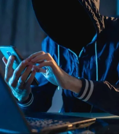 Engañan a policía por Tinder, le sacan 320.000 pesos y su arma reglamentaria