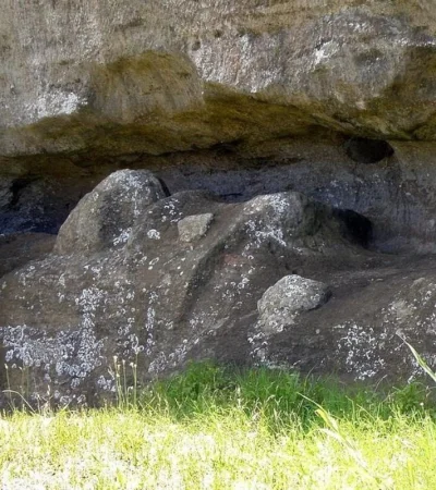 1024px-unfertiger-moai-jpg.