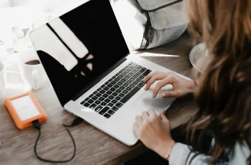 Una empresa extranjera busca argentinos y paga en dólares