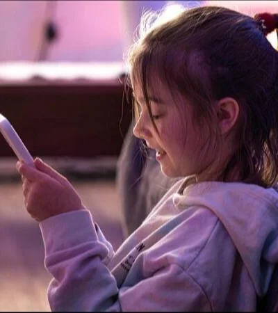 ninos-redes-sociales-bullying-menores-png.