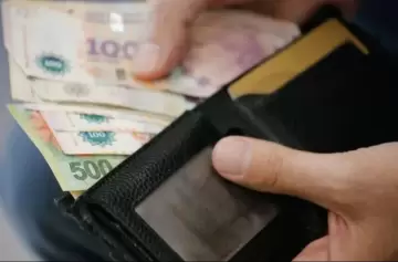 El salario mínimo perdió el 28,4% de poder de compra en octubre