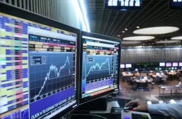 Qué pasó con la bolsa y el dólar después de un lunes para el olvido