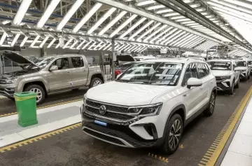 Otro modelo deja de fabricarse en el país: VW mudará la producción de Taos a México