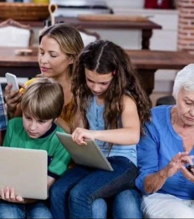 generacion-sandwich-edad-salud-parejas-familia-png.