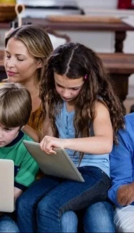 generacion-sandwich-edad-salud-parejas-familia-png.