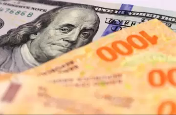 Bajan los dólares financieros y el blue en el primer día de intervención oficial