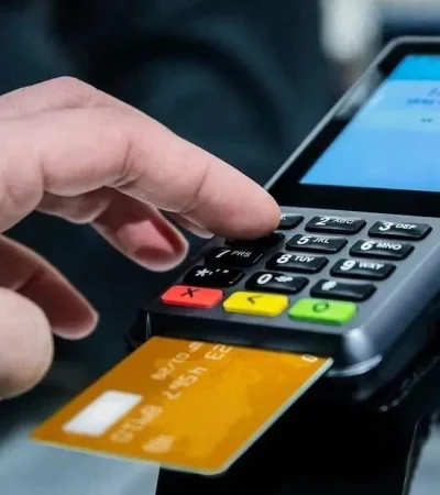 La especialista afirmó que el endeudamiento masivo es una señal clara de la pérdida del poder adquisitivo.