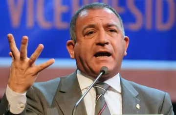 Luis Juez no se dio cuenta que tenía el micrófono abierto y dijo una polémica frase