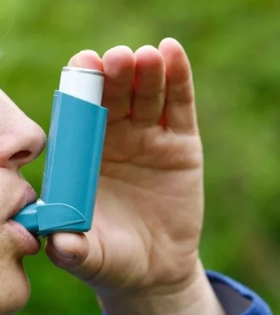 Se debe usar un inhalador de rescate durante un ataque de asma y buscar atención médica inmediata si los síntomas no mejoran.