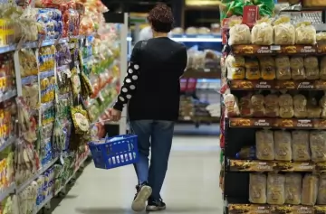 Tras la suba del dólar, 7 de cada 10 argentinos notaron aumentos en el supermercado