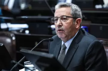 Cobos presentó un proyecto de juicio en ausencia por la AMIA