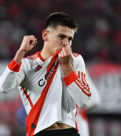 Claudio Echeverri con chances de volver a River.