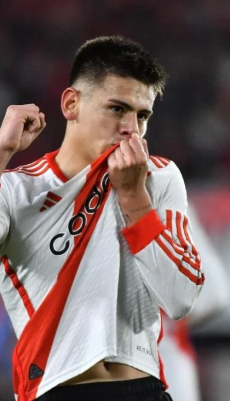 Claudio Echeverri con chances de volver a River.