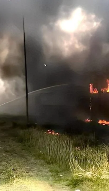 bomberos-combatiendo-el-fuego-jpg.