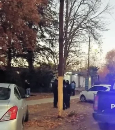 Momento en el que arribó la Policía de Mendoza con el fin de entrevistar al propietario de la vivienda violentada.