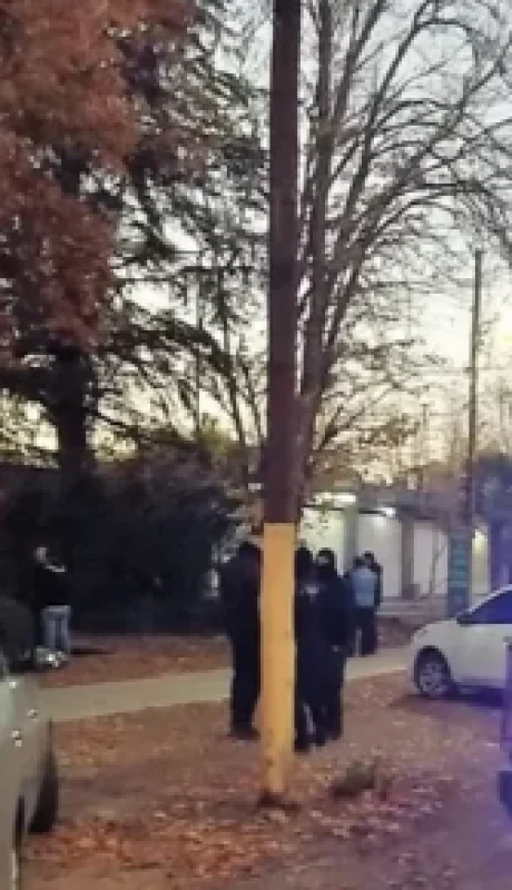 Momento en el que arribó la Policía de Mendoza con el fin de entrevistar al propietario de la vivienda violentada.