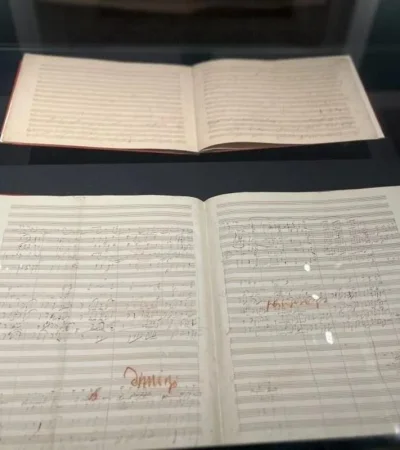 partituraoriginaldelanovenasinfoniadebeethoven-1024x683-jpg.