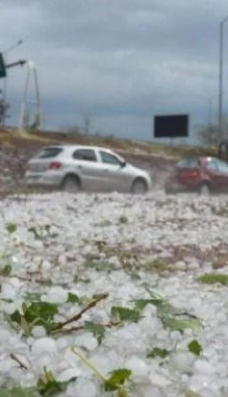 En Mendoza y Córdoba se esperan para la segunda mitad de hoy lunes tormentas aisladas con posible precipitación de granizo.