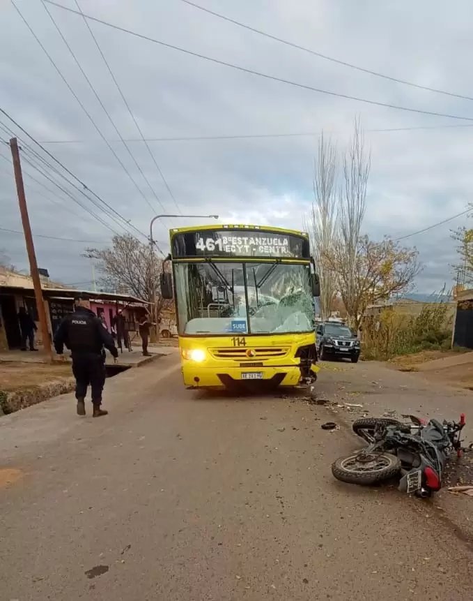 Accidente moto y colectivo.