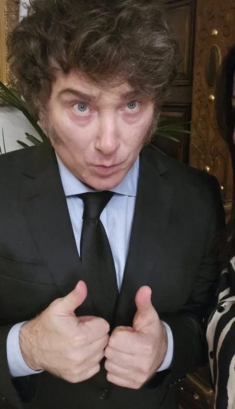 Javier Milei junto a Sandra Petovello.