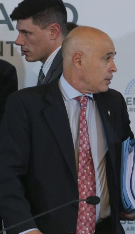 Senadores discuten la Ley Bases