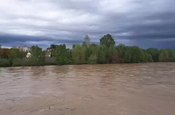 Tres amigos se abrazan antes de morir arrastrados por el agua del río