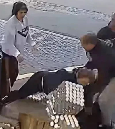 Señora rompe los huevos