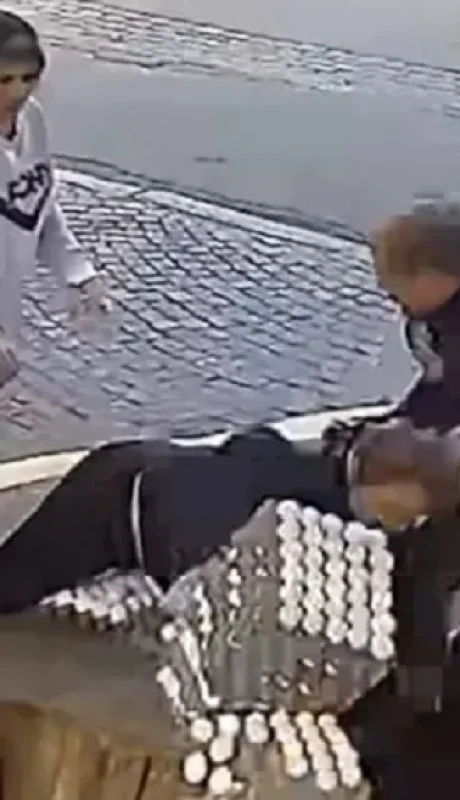 Señora rompe los huevos