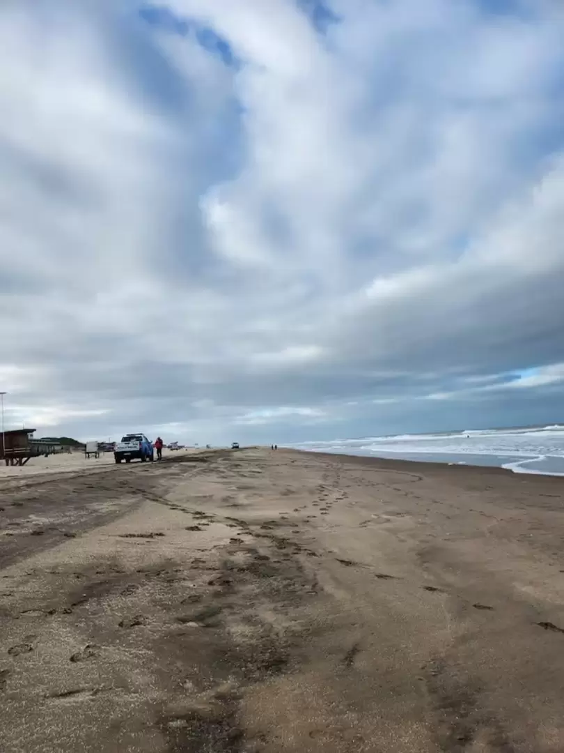 Patrulleros cercando al delincuente en Villa Gesell