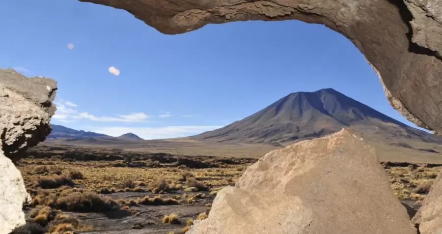 La Payunia posee extensos escenarios cubiertos de coloridos materiales volcánicos, que conforman un santuario natural.