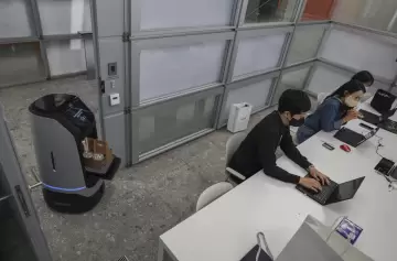 Un Starbucks reemplazó a sus empleados por robots: solo dos humanos trabajan