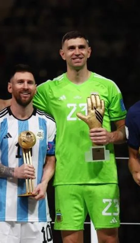 Dibu Martínez Mbapeé