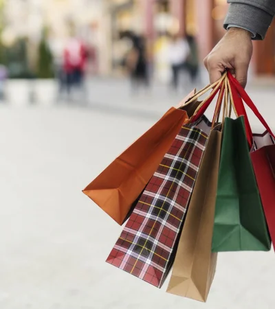 persona-cargando-bolsas-de-compras