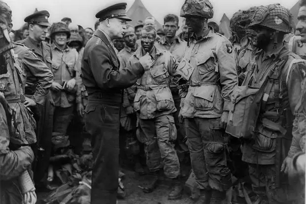 El comandante Eisenhower junto a un grupo de paracaidistas en una imagen previa al Día "D".