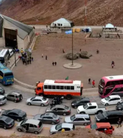El tránsito es intenso en la Ruta Nacional 7, que une a la Argentina con Chile.