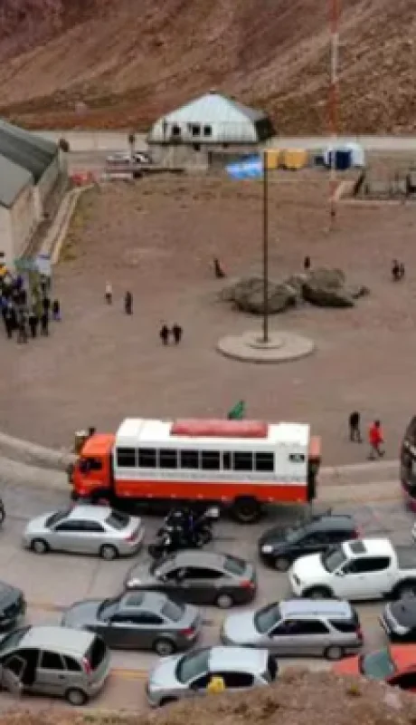 El tránsito es intenso en la Ruta Nacional 7, que une a la Argentina con Chile.