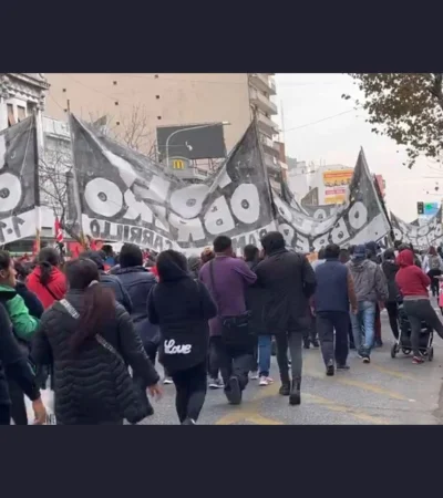 Movimientos sociales caminando por las calles de Buenos Aires.