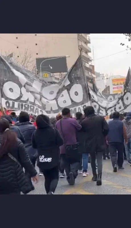 Movimientos sociales caminando por las calles de Buenos Aires.