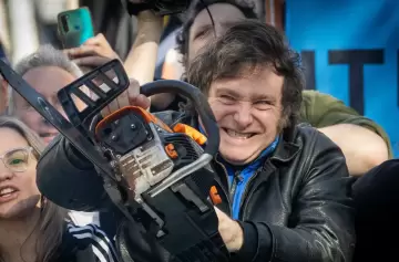 La motosierra llegó a las direcciones de VIH y Vacunación